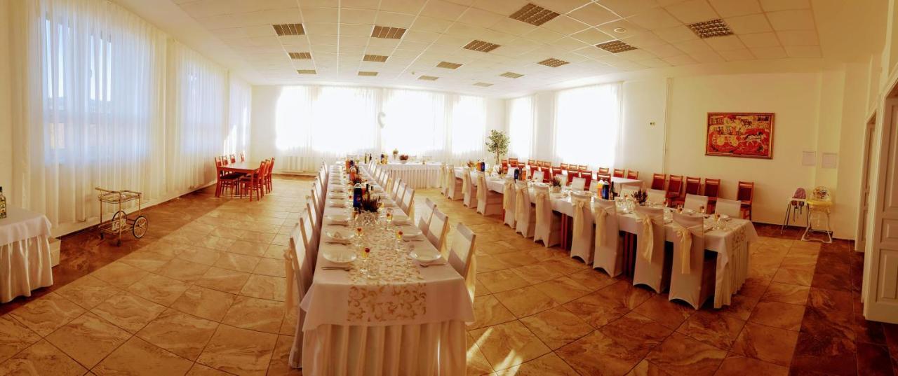 Agrohotel Tri Brezy Hrustin Exterior foto