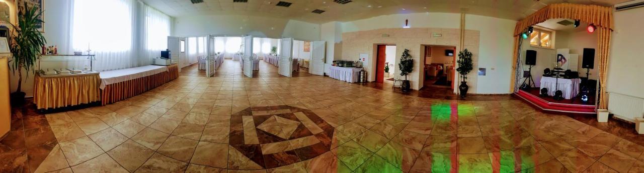 Agrohotel Tri Brezy Hrustin Exterior foto