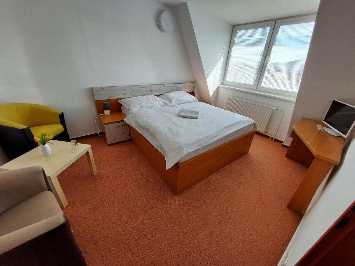 Agrohotel Tri Brezy Hrustin Exterior foto