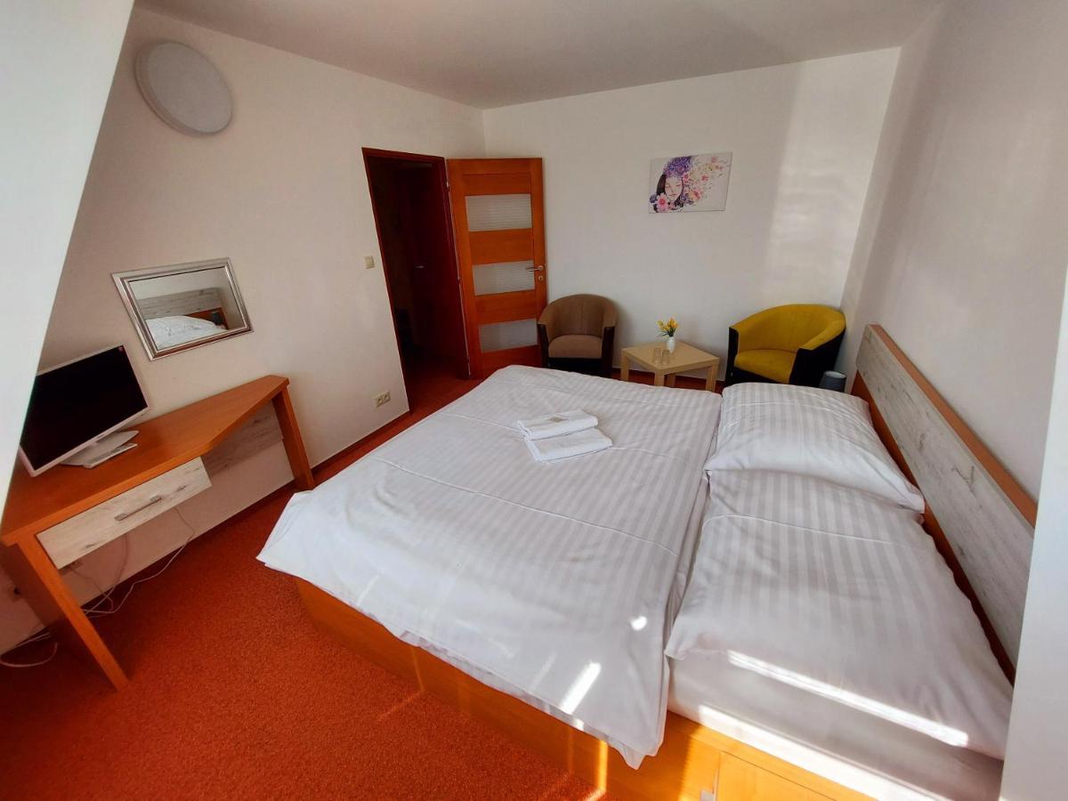 Agrohotel Tri Brezy Hrustin Exterior foto