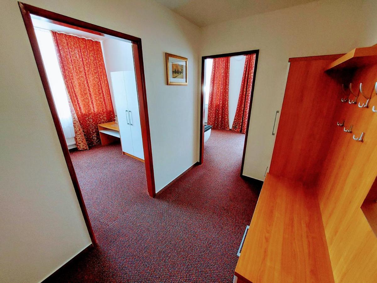 Agrohotel Tri Brezy Hrustin Exterior foto