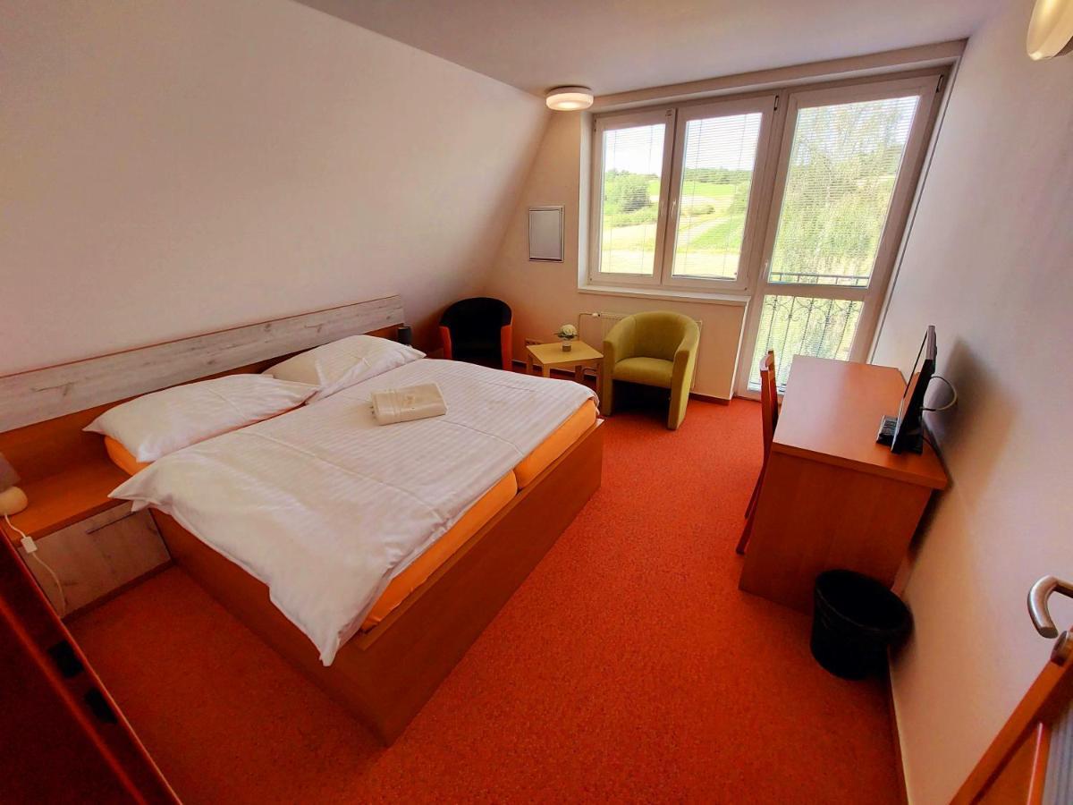 Agrohotel Tri Brezy Hrustin Exterior foto