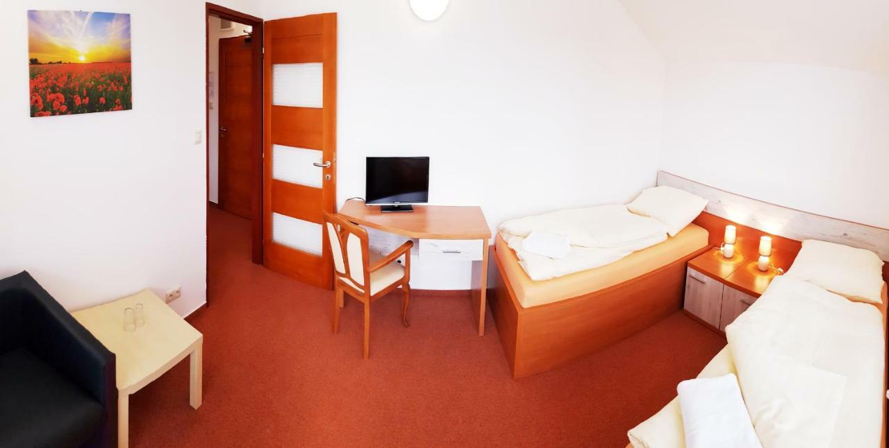 Agrohotel Tri Brezy Hrustin Exterior foto