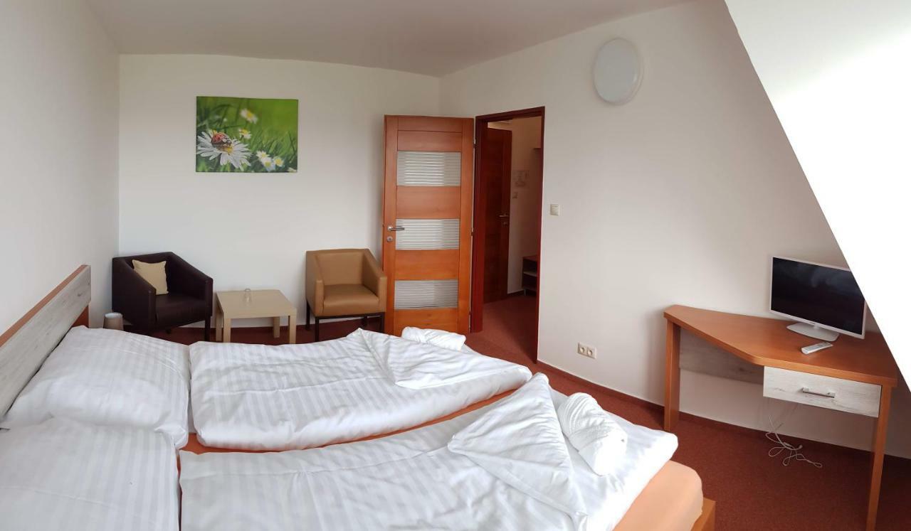 Agrohotel Tri Brezy Hrustin Exterior foto
