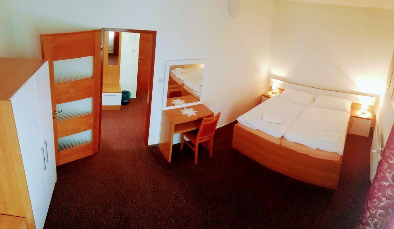 Agrohotel Tri Brezy Hrustin Exterior foto