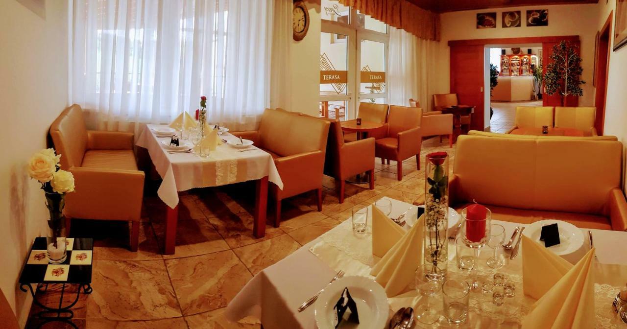 Agrohotel Tri Brezy Hrustin Exterior foto